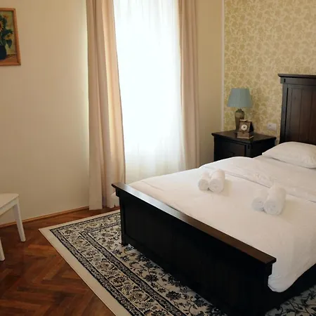 Black Gate - 2 Bedroom In The Heart Of Old Town With Free Private Secured Parking Apartment