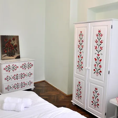 Black Gate - 2 Bedroom In The Heart Of Old Town With Free Private Secured Parking Lägenhet