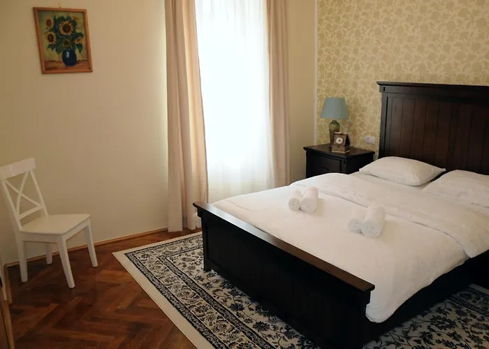 Black Gate - 2 Bedroom In The Heart Of Old Town With Free Private Secured Parking Apartment