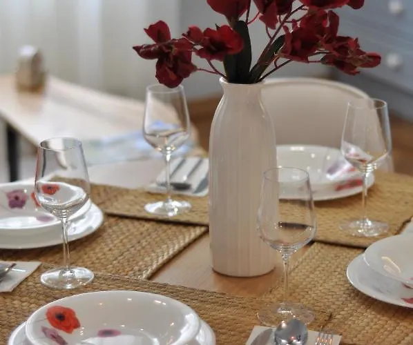 Апартаменти Black Gate - 2 Bedroom In The Heart Of Old Town With Free Private Secured Parking Брашов