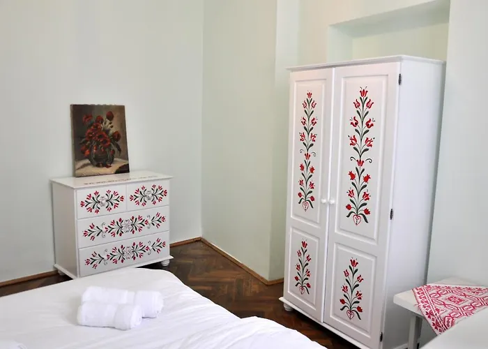 Black Gate - 2 Bedroom In The Heart Of Old Town With Free Private Secured Parking Апартаменти