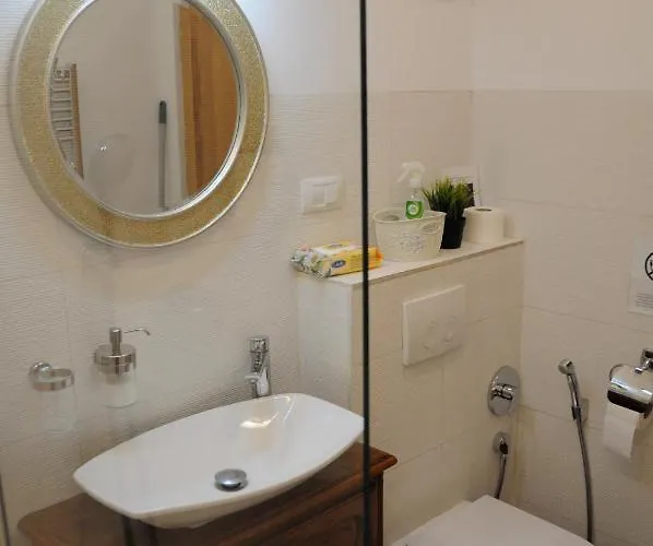 Apartment Black Gate - 2 Bedroom In The Heart Of Old Town With Free Private Secured Parking *